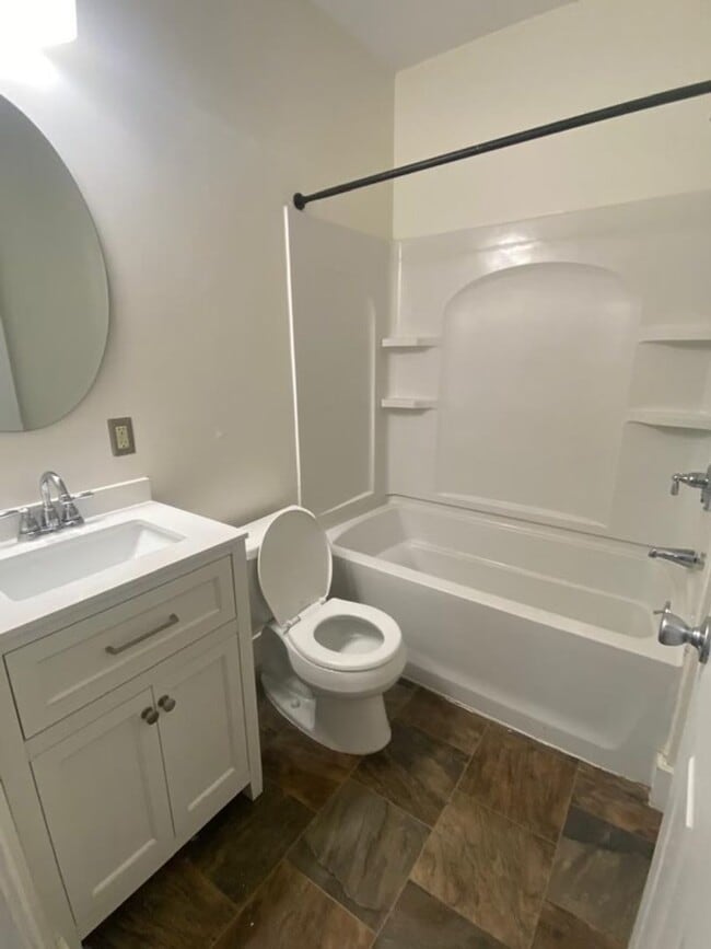 Building Photo - Large 3 Bedroom Unit Crown Street