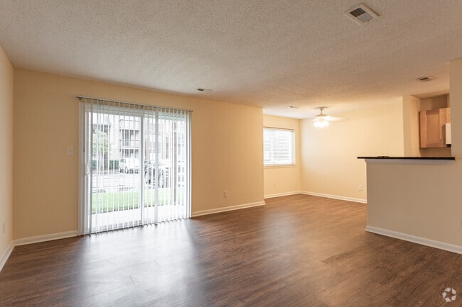 2BR,2BA,-1120SF