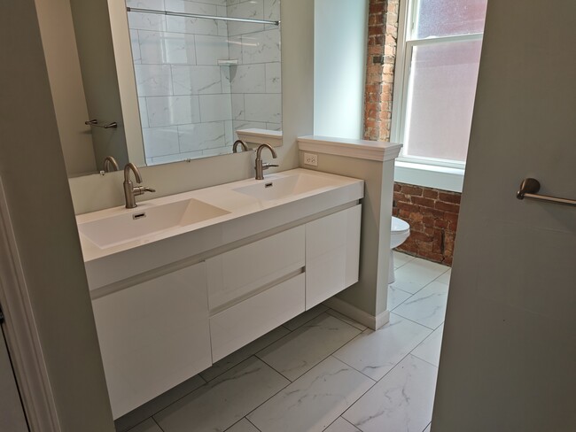 Photo - 836 York St Unidad 2