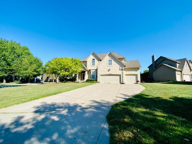 Photo - {8514}  Village of Kensington + Finished B...