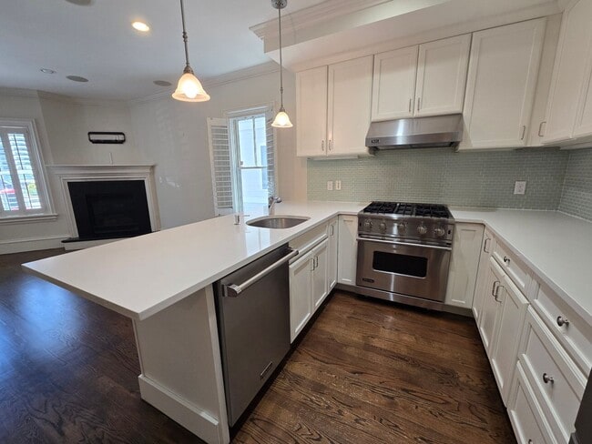 Building Photo - 2 Bed 2 Bath - Off-Street Parking - In-Unit Laundry - Storage Unit 1