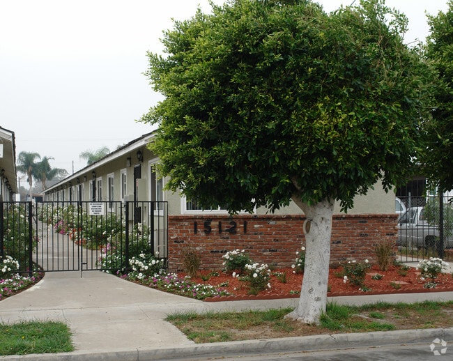 Building Photo - 15121 Van Buren St