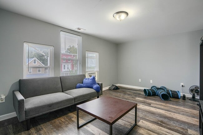 Building Photo - 304 Collins Ave Unit 2