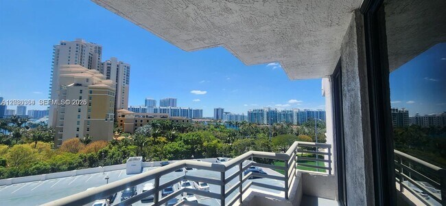 Photo - 3300 NE 191st St Unidad 818