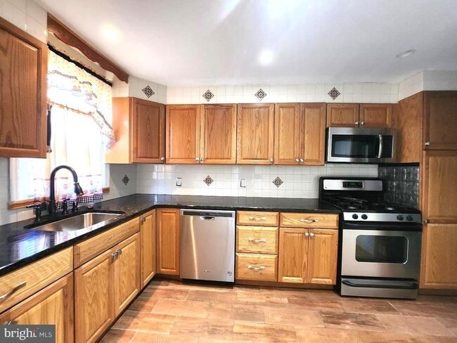 Building Photo - 443 E Pleasant St Rental
