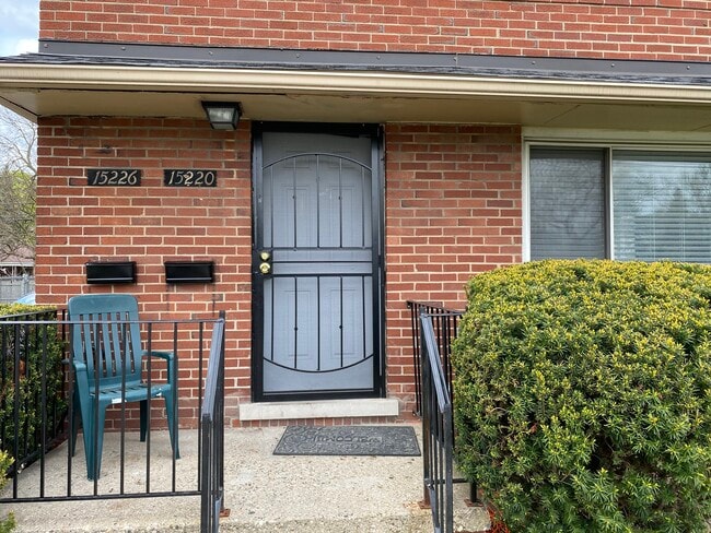 Building Photo - 15226 W 9 Mile Rd Unit 15226 Rental