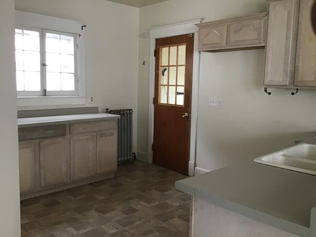 Building Photo - 3 bedroom single family home