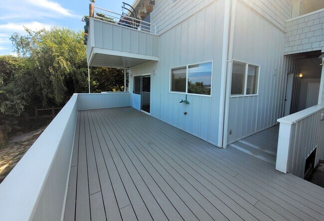Photo - Bayview Condo 2 Bedrooms with Gas Fireplace - S State St Unidad A