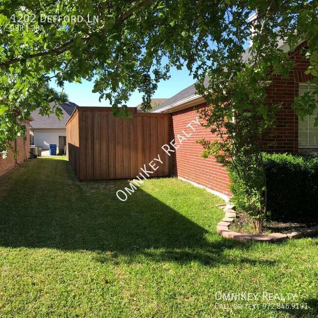 Photo - 1202 Defford Ln