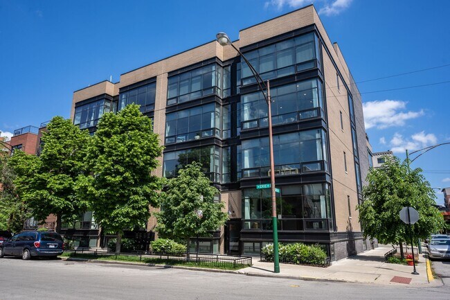 Building Photo - 825 W Erie St Unit 4E