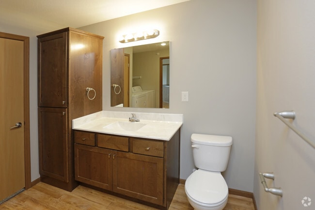 2BR, 2BA - 921 SF