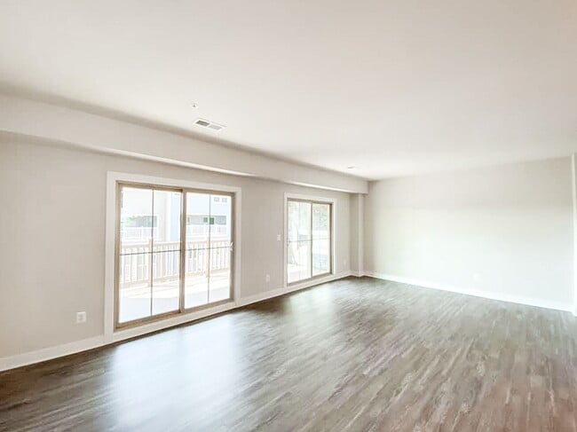 Photo - Immaculate & Stunning 3 Bedroom 2.5 Bathro...
