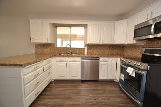 Photo - Awesome 5 bed 3 bath Home in Murray!!!