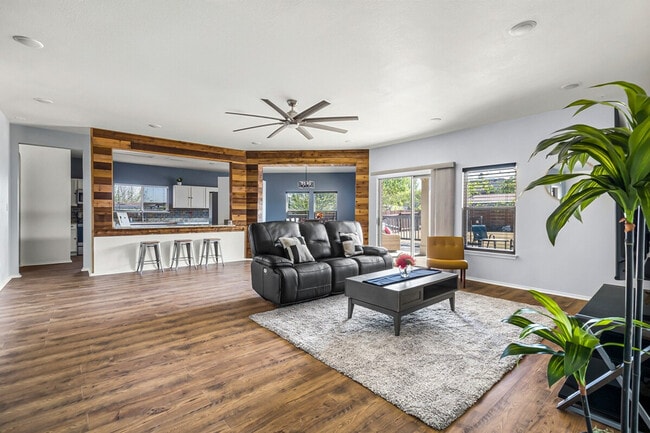 Building Photo - 311 Evening Grosbeak Dr Unit SI ID1492677P