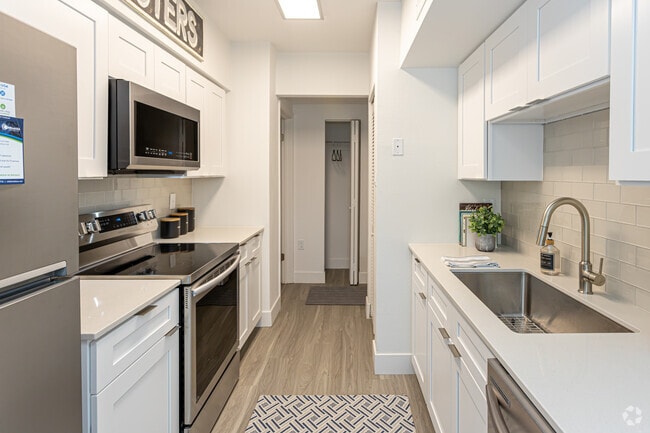 1BR, 1.5BA - 806SF
