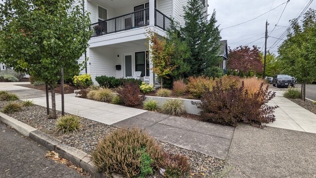 Building Photo - 3675 SE 13th Ave Unit B