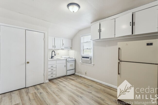 Building Photo - 1728 N Hillside St Unit 1728 N. Hillside Apt B