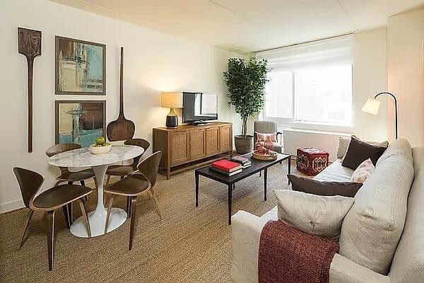 Building Photo - 511 W 44th St Rental