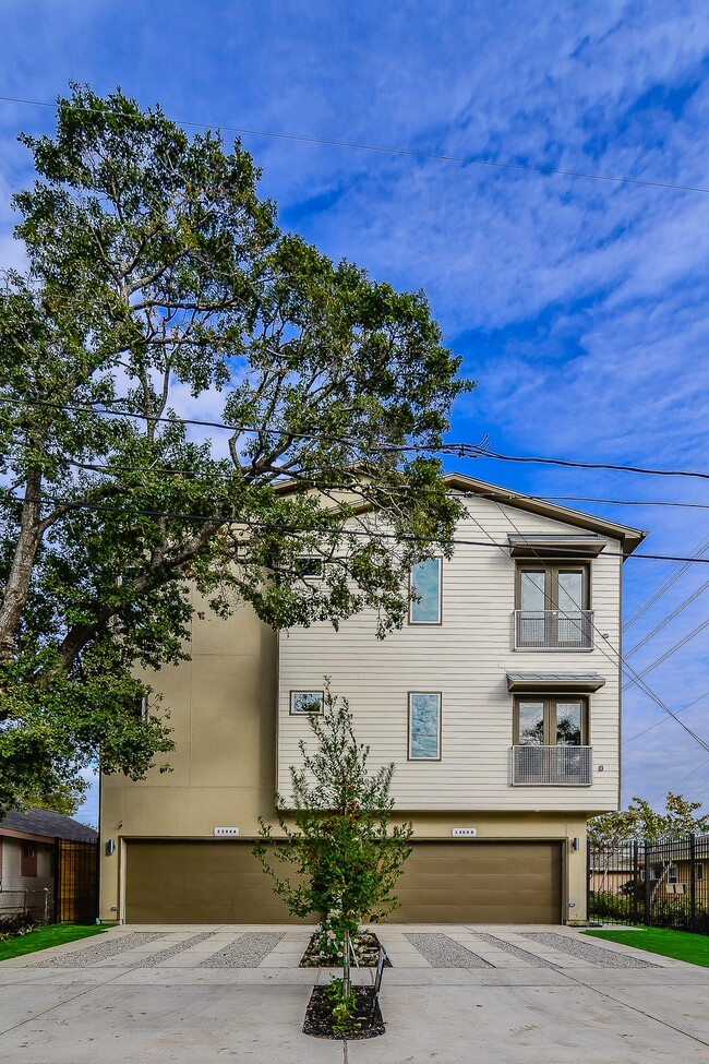 Building Photo - 1304 Nashua St Unit A