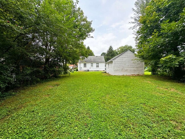 Photo - EAST SIDE 3 BEDROOM WITH BASEMENT! AVAILABLE NOW!