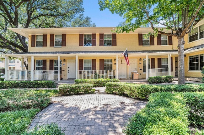 Building Photo - Charming, turnkey apartment near Oak Lawn ...