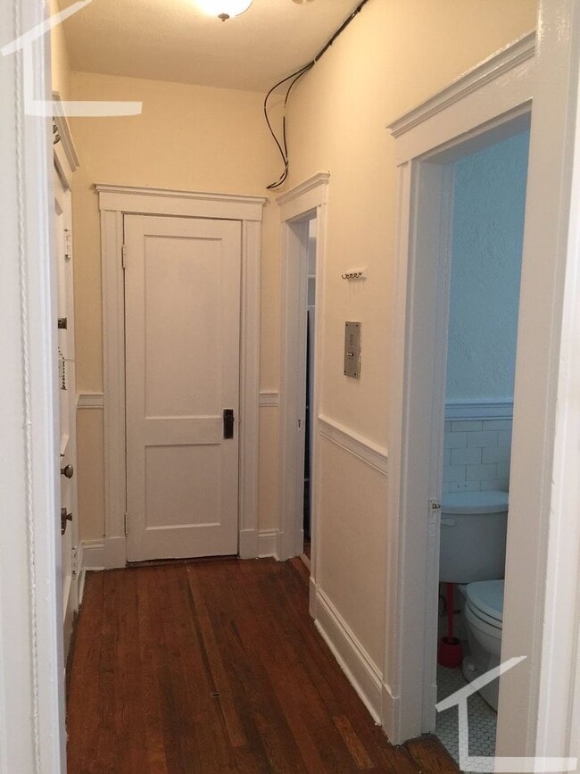 Brighton Comma Ave studio on the T availab... - Brighton Comma Ave studio on the T availab... House