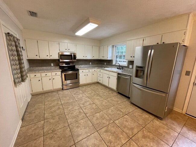 Photo - 20 Southern Woods Dr NE