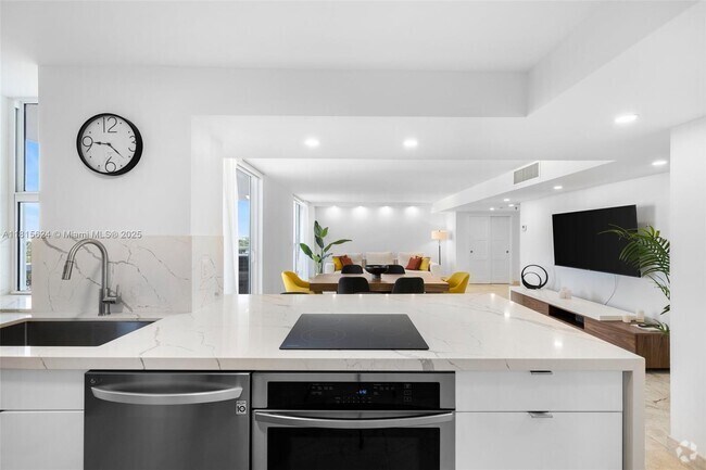 Building Photo - 2401 Collins Ave Unit 1508 Rental