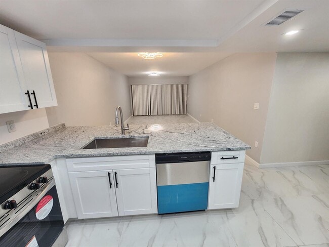 Building Photo - 485 N Pine Island Rd Unit A204