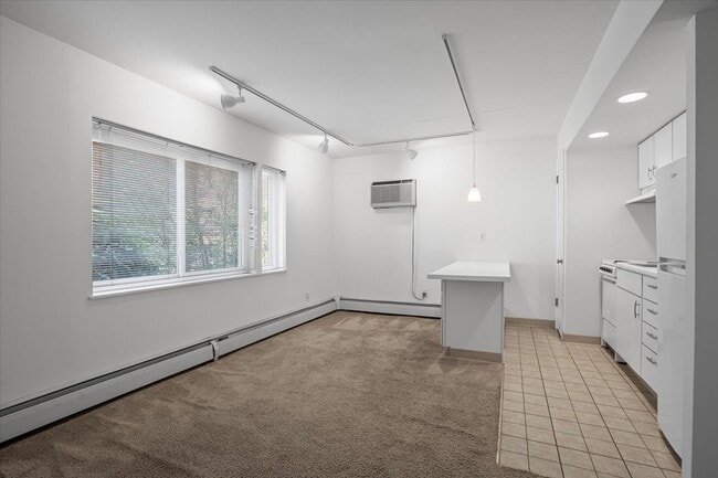 Franklin West Apartments, Leasing Office