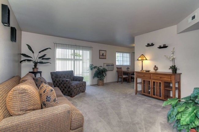 Living Room - Meadow Wood Apartments