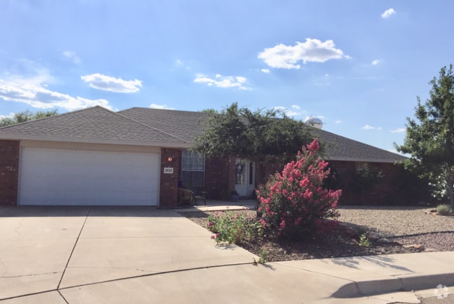 Building Photo - 1832 Arbor Dr Rental