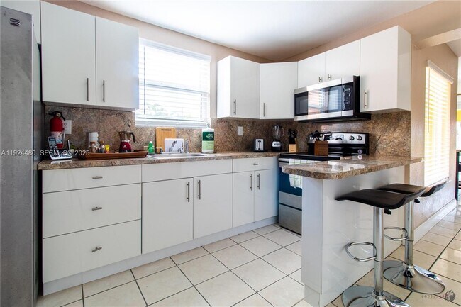 Photo - 985 SW 10th St Unit 3