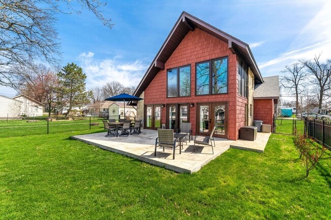 Building Photo - Fully Furnished 3 Bedroom Lakefront Home o...