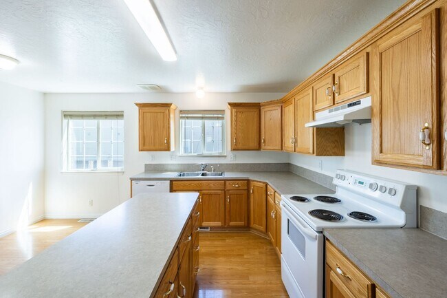 Photo - CALL TYE DIRECTLY FOR SHOWINGS AND APPLICATION DETAILS 208-313-6062. 2 Bed -1.5 Bath townhome in ...