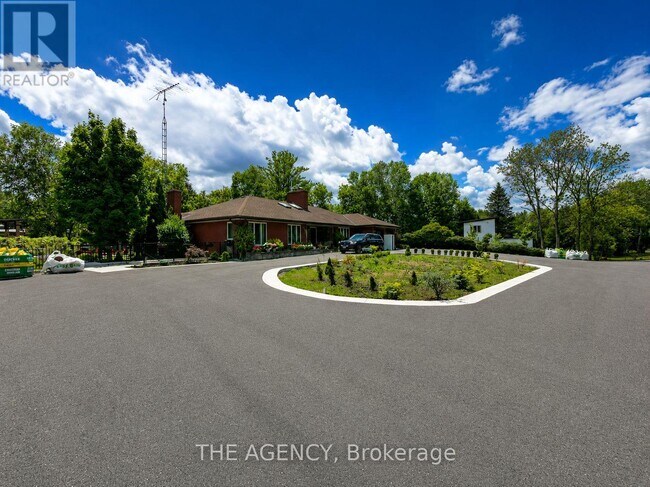Photo - 15415 Jane St