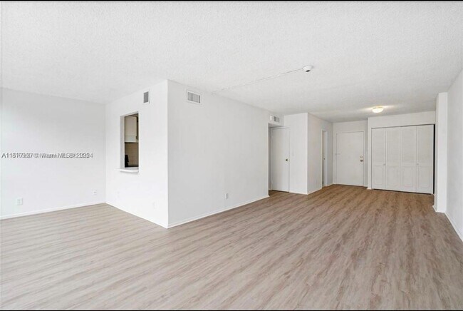 Photo - 2001 Atlantic Shores Blvd Unidad 109