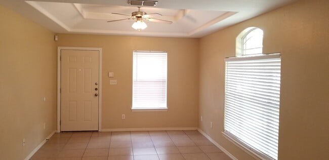 LR picture with windows and blinds - 2016 Bahamas Dr Unidad #1