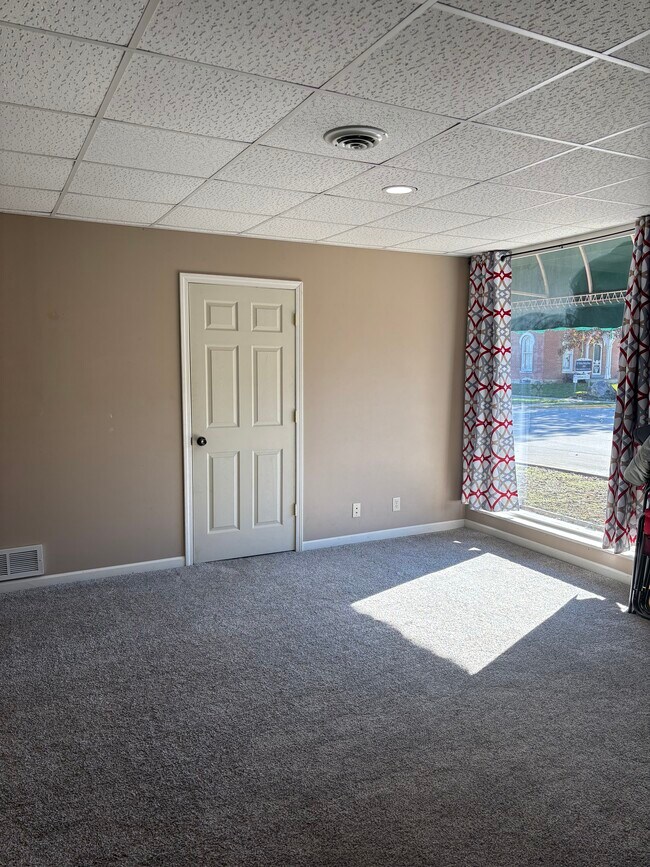 Livingroom - 211 E Franklin Street Unit Lower Apartment