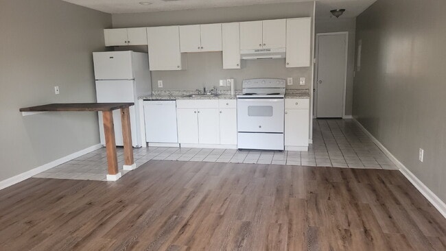 Building Photo - 1 month free!!! "Cozy 1-Bedroom Retreat – Your Cozy Haven in Huntsville!" Unit A