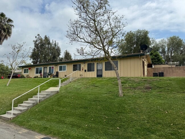 Charming 2-Bedroom Duplex on a Tranquil Ho... - Charming 2-Bedroom Duplex on a Tranquil Ho... House