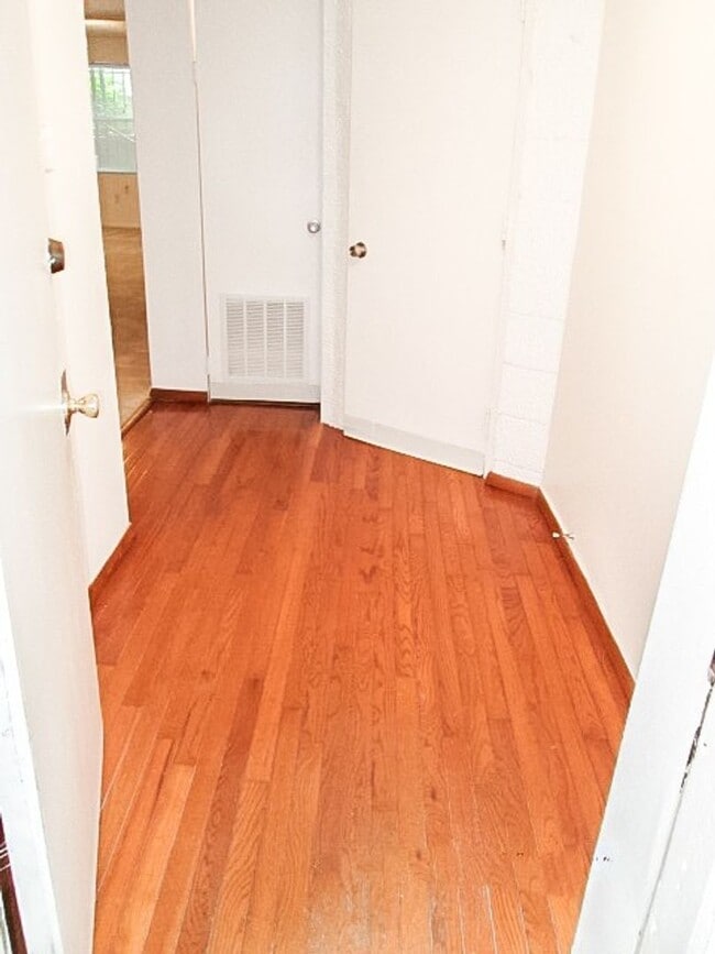 Photo - 2147 N St NW Unidad B (lower)