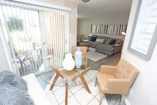 22BR, 1.5BA - 950 SF - Dining Area - Amherst