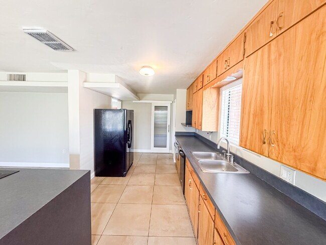 505 E Loma Vista Dr