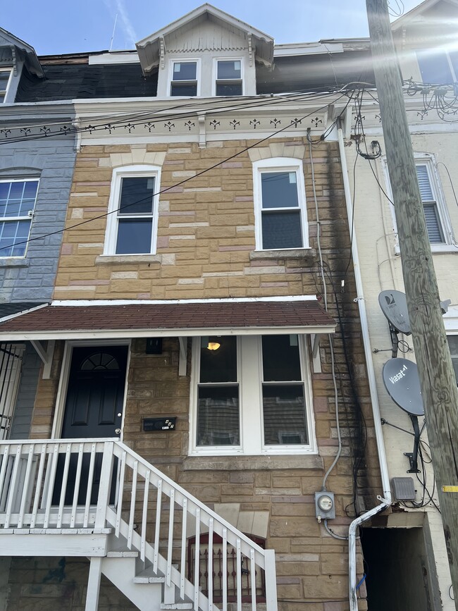 Building Photo - 447 Gordon St Rental