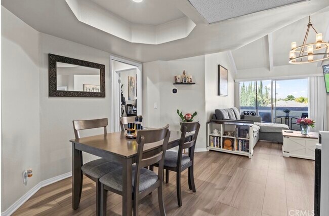 20253 Keswick St Unidad 323