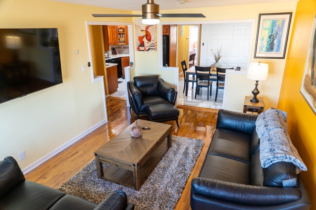 Building Photo - 1042 E 93rd St Unit 1042 2nd Fl