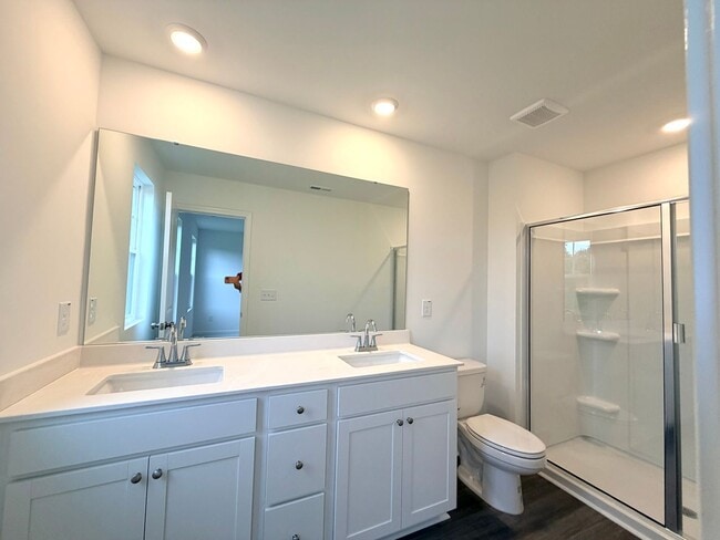 Photo - ~~ Luxurious End Unit 3-bedroom Townhome ~~
