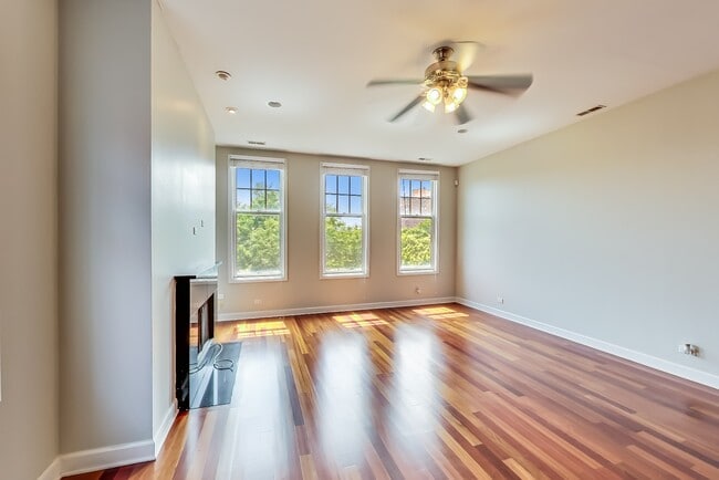 Photo - Available July 1st - 3 Bedroom in Wicker Park Unidad 302