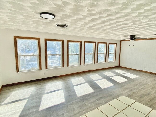 Building Photo - 405 Mary Dr